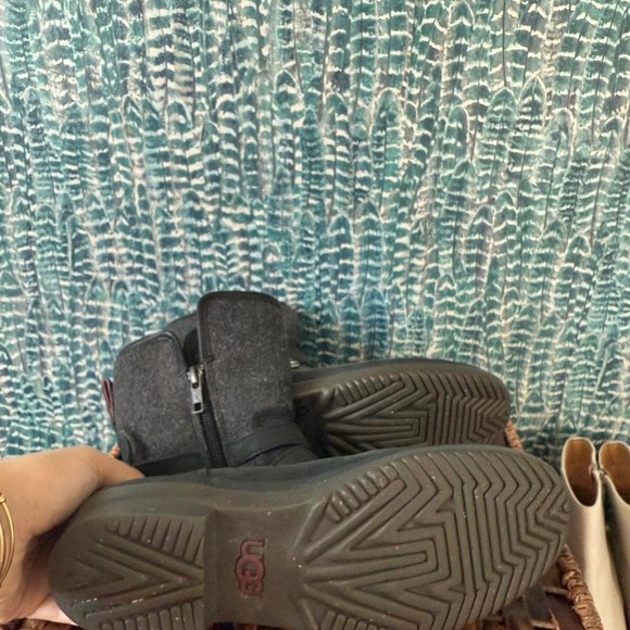 Ugg leather and rubber ankle snow or rain boots - Picture 4 of 4